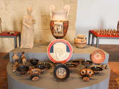 Il bottino, del valore di 11 milioni di euro, � stato sequestrato grazie all�opera dei Carabinieri del Nucleo tutela patrimonio culturale, una sezione dell�Arma fondata nel 1969 e impegnata costantemente nella lotta contro i cosiddetti �tombaroli�
